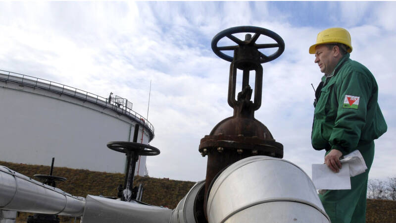 В Венгрии призвали решить вопрос с транзитом нефти из России до сентября