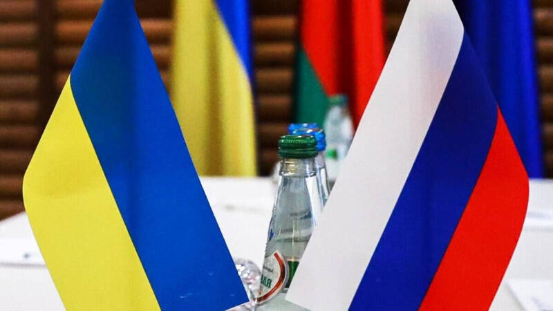Все больше украинцев открыты к переговорам с Россией, пишет NYT