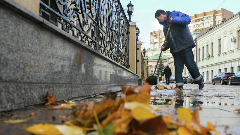 Названы профессии с самыми низкими зарплатами в России